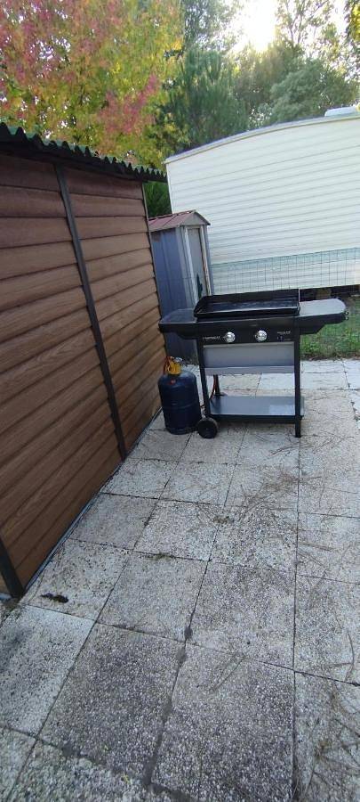 Camping pour 4 personnes, avec jardin ainsi que terrasse et piscine à La Tremblade - 4