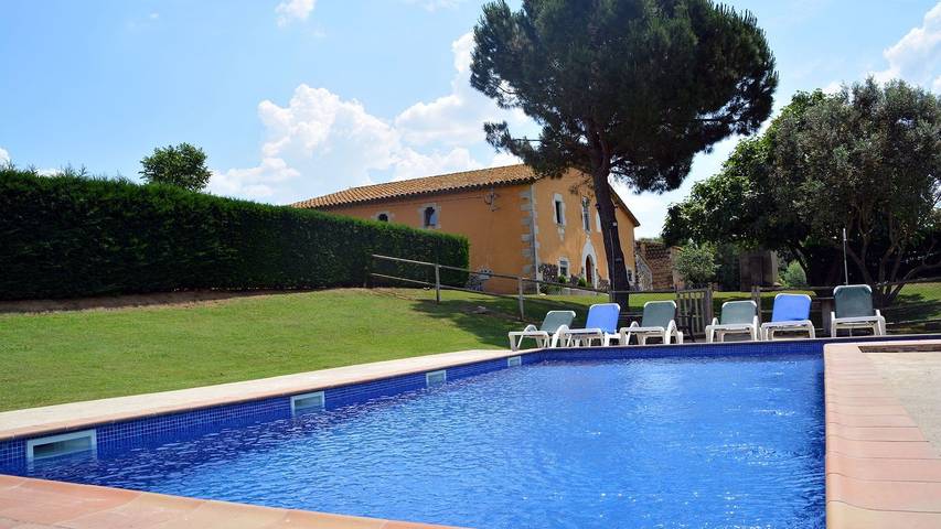 Casa rural para 14 personas, con piscina y jardín en Aiguaviva