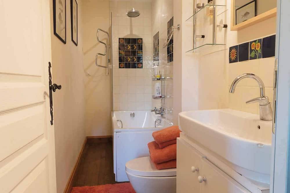 Traditional gite with amazing pool and pool house. Sleeps 10 in Cazals, Quercy