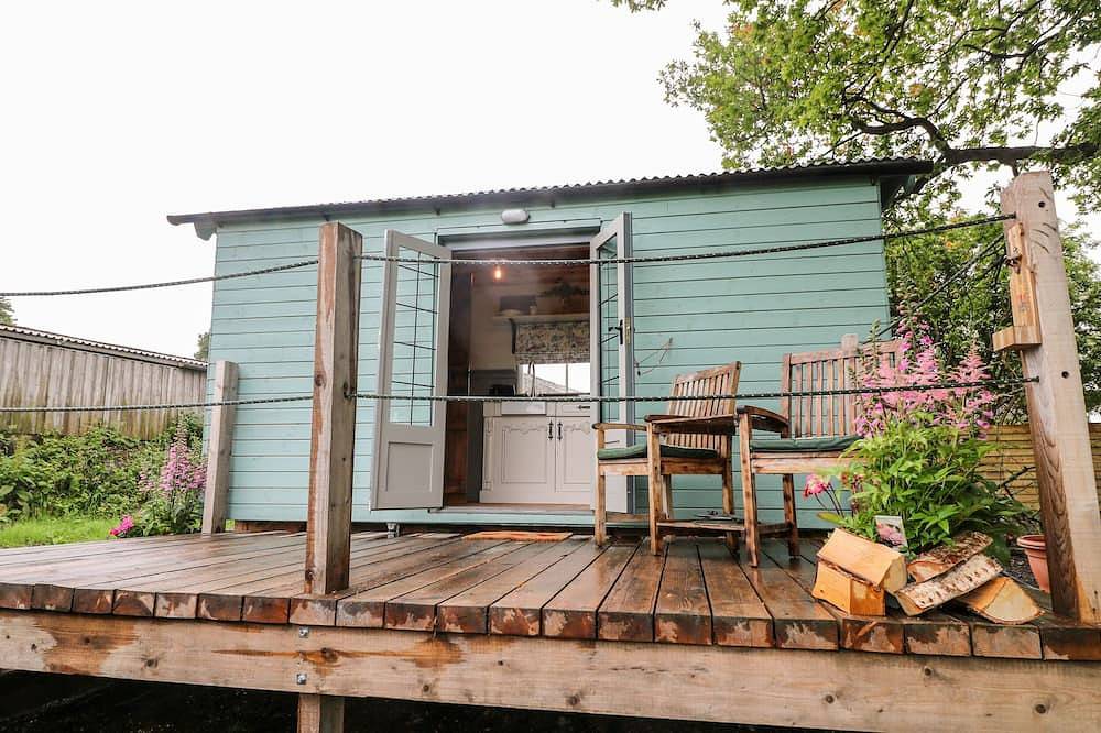 The Lazy Mare By The Water, romantic, with hot tub in Abbots Bromley in Staffordshire