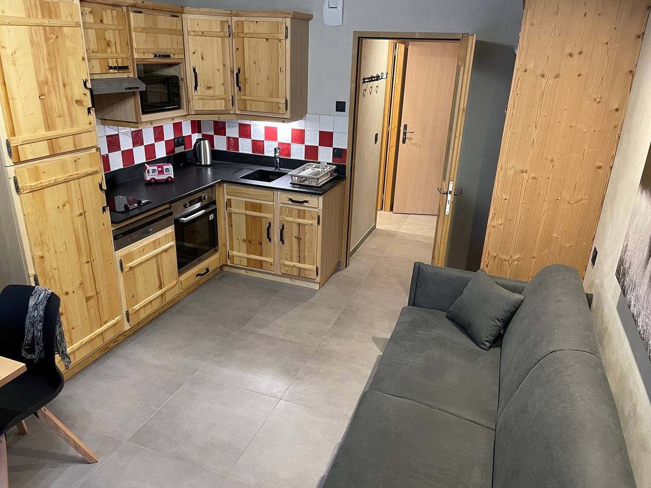 Apartamento entero, Estudio en Le Grand-Bornand con acceso a piscina, cerca de pistas y bus in Le Grand-Bornand, Región de Annecy