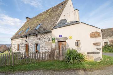 Gîte pour 7 personnes, avec jardin à Larodde