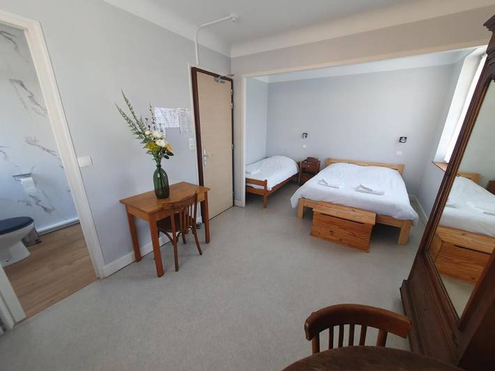 Hôtel pour 3 personnes, avec Terrasse ainsi que Jardin et Vue à La Motte-en-Bauges