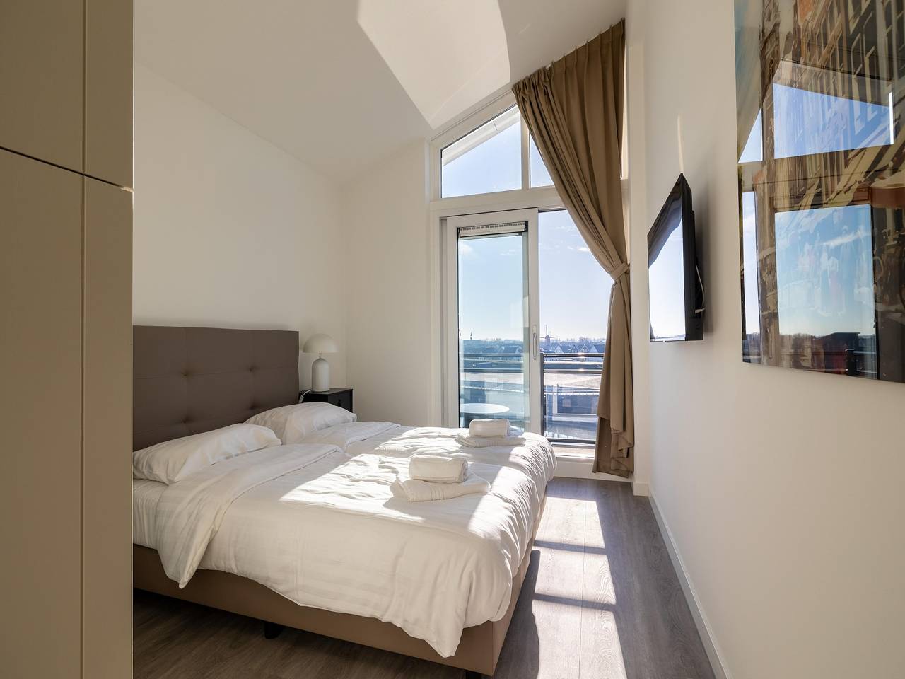 Huis aan het meer Sint-Annaland bij haven in Sint-Annaland, Nederlandse Noordzeekust
