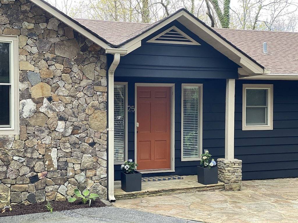 Flat Mountain Estates with long range views and beautiful decor in Macon County