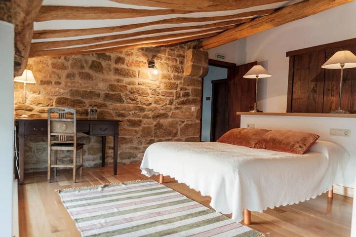 Alojamiento y desayuno para 2 personas, con Jardín y Piscina en Navarra