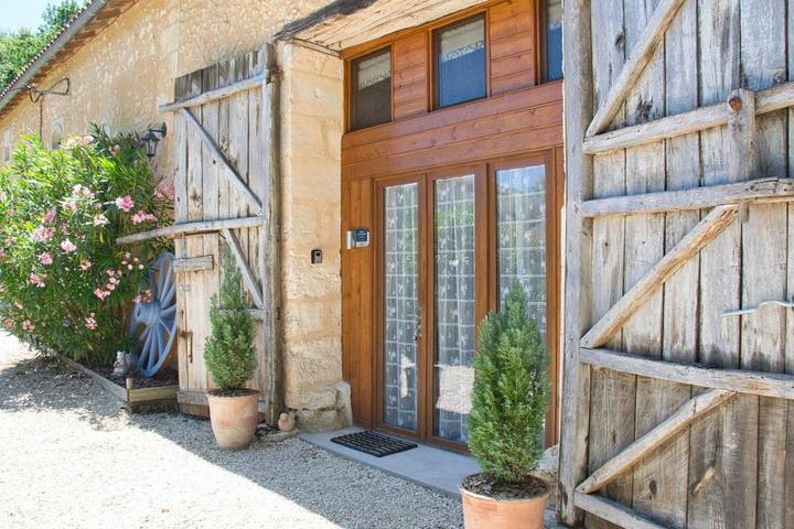 Gîte pour 6 personnes, avec Terrasse ainsi que Jardin et Piscine à Saint-Privat-des-Prés