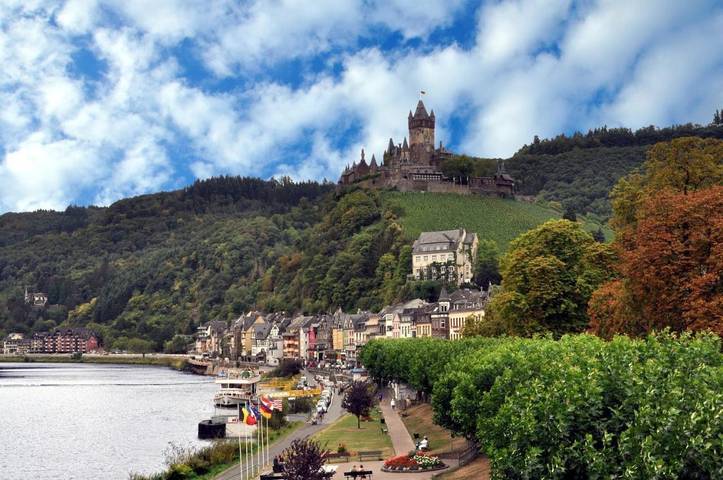 Hotel für 2 Personen, mit Garten und Ausblick sowie Pool und Sauna, mit Haustier in Reichsburg Cochem