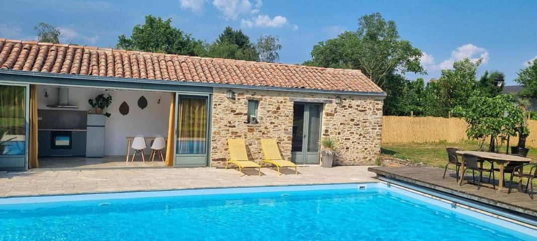 Location de vacances pour 4 personnes, avec piscine et terrasse ainsi que vue et jardin à Couëron - 2