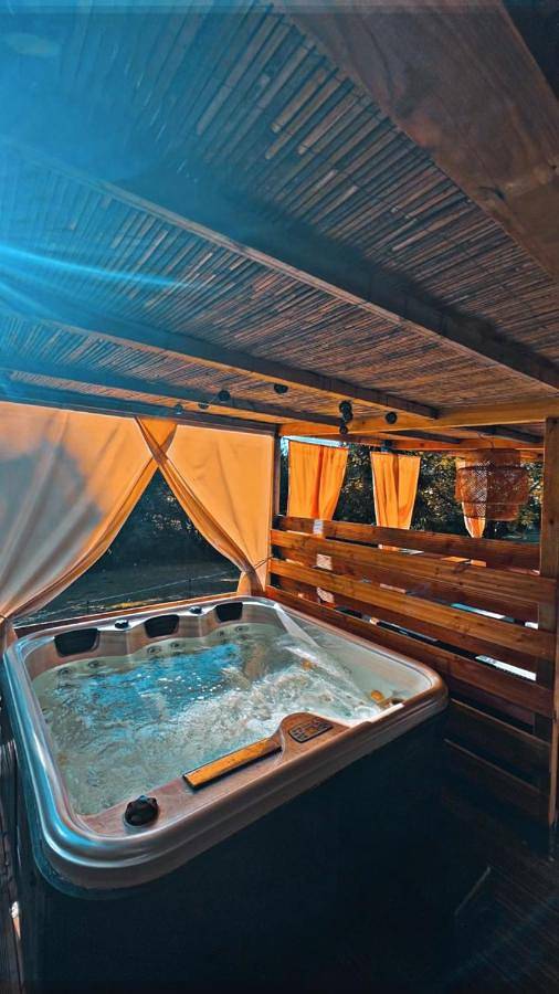 Gîte pour 2 personnes, avec Jacuzzi et Terrasse ainsi que Jardin et Piscine à Montussan