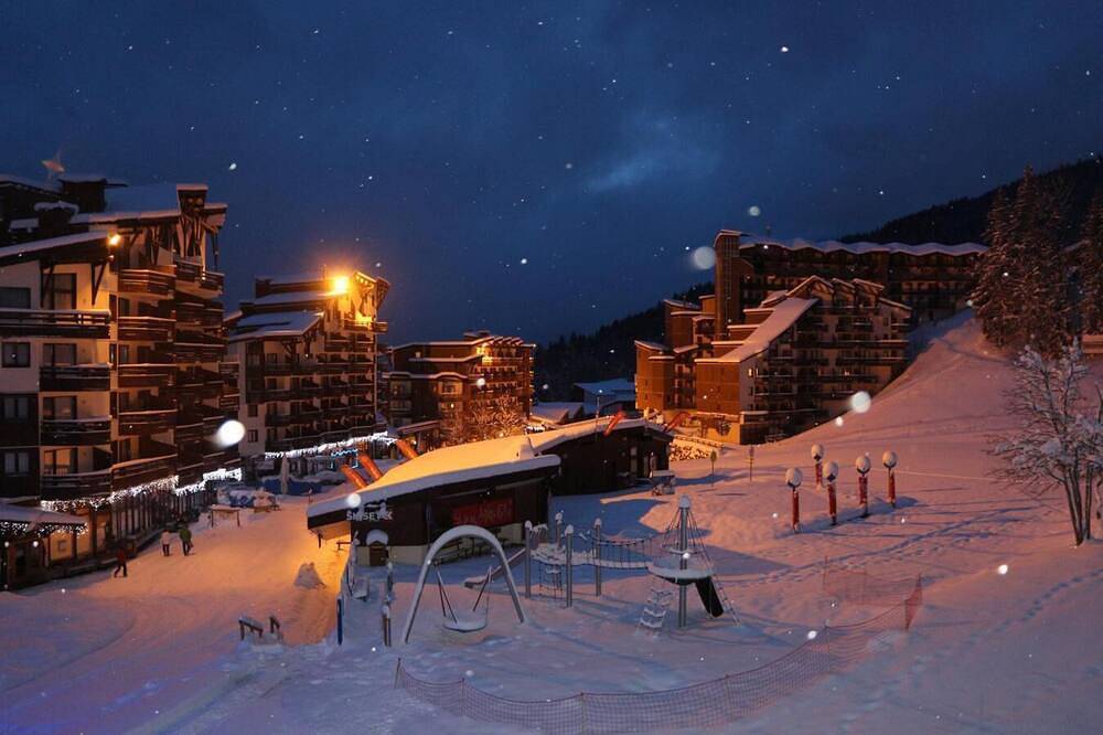 Entire apartment, 50m from resort center, 3rd floor, view ski slopes, balcony, parking, tv, ski locker, 32m², La Tania in La Tania, La Perrière