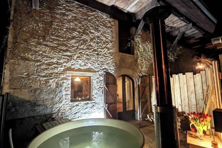 Gîte pour 7 personnes, avec jacuzzi et jardin dans Sonnaz
