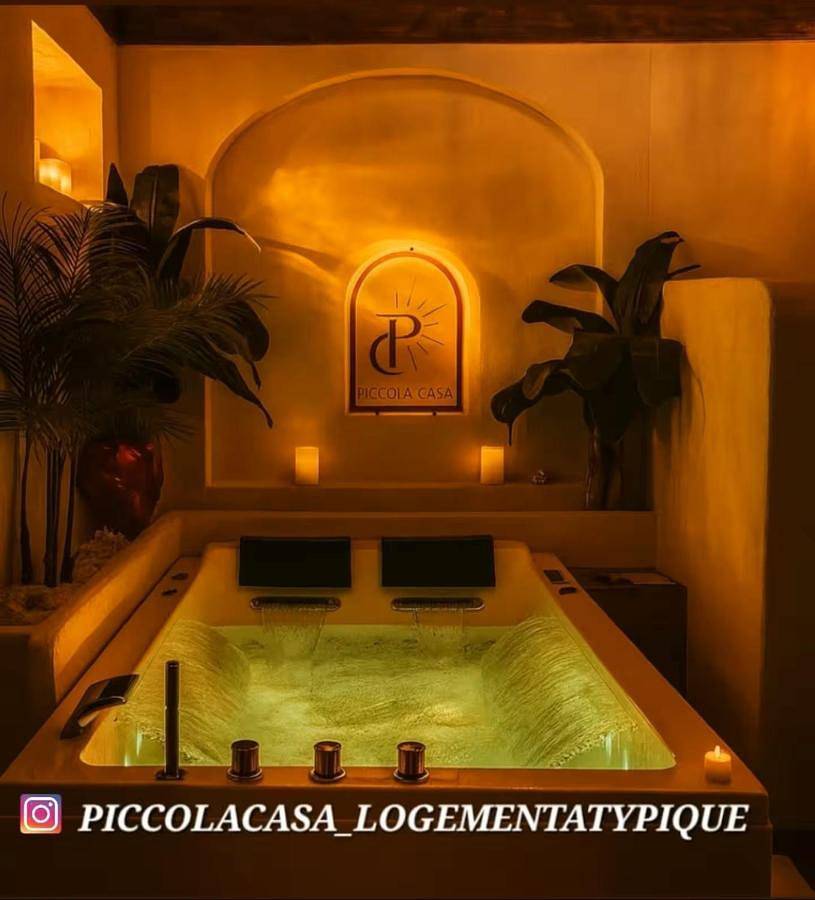 Appartement entier, Love room Piccola casa, côté île in La Verpillière, Région de La Tour-du-Pin