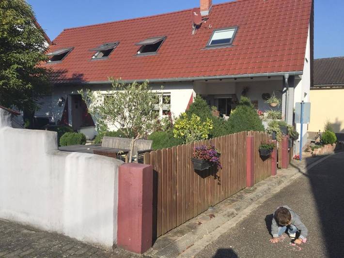 Ferienwohnung für 3 Personen, mit Terrasse und Garten sowie Pool