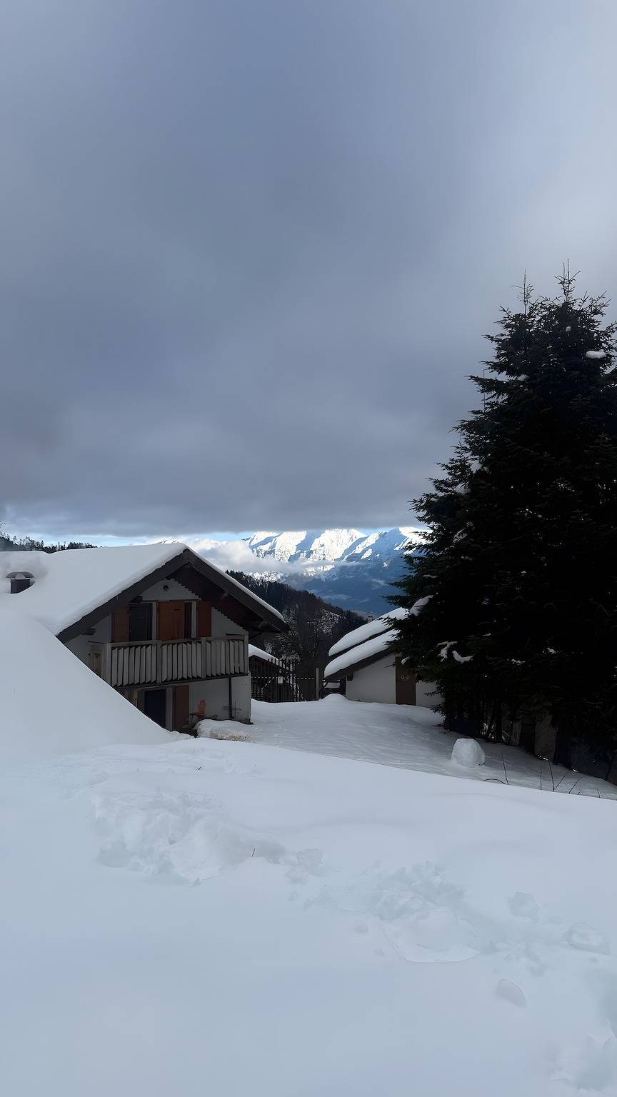 Chalet 'Baita Dal Bigolaro' con Vista Montagna, Giardino Privato e Balcone in Compet, Levico Terme