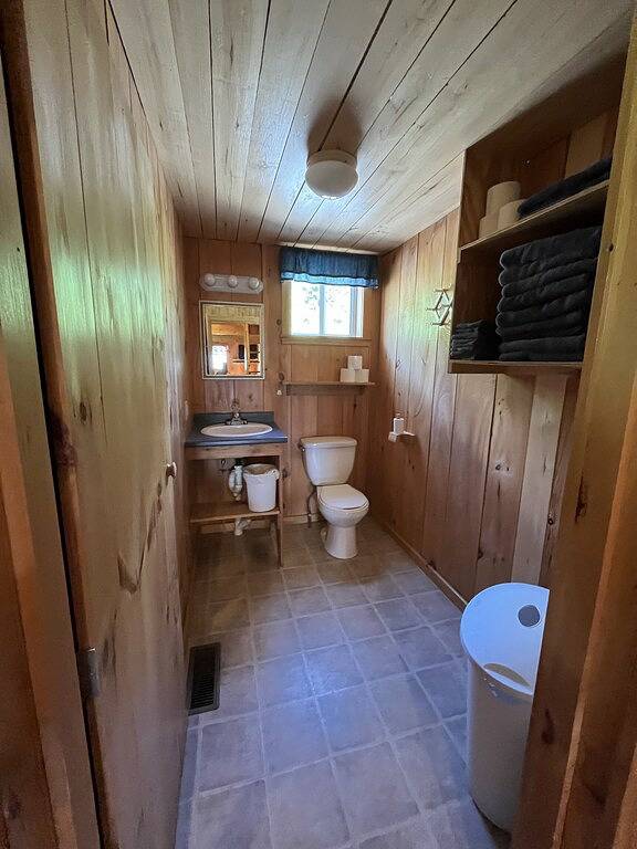 Log cabin for 16 people, with garden in Maine