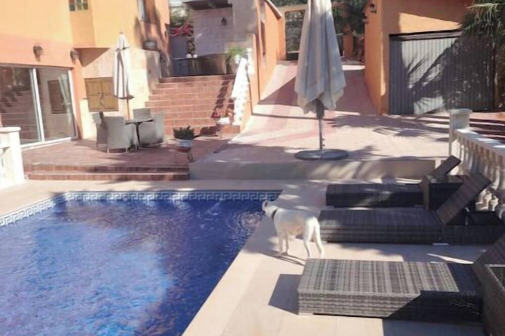 Loft in the villa, swimming pool, parking, enclosed garden. in Chiva, Provincia de Valencia
