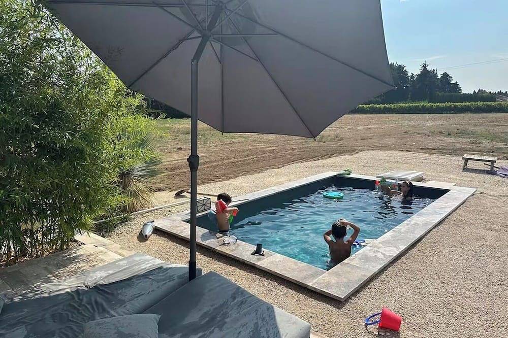 La maison Spa d'alessia with whirlpool bath and private pool, Isle sur la sorgue in L'Isle-sur-la-Sorgue, Vaucluse