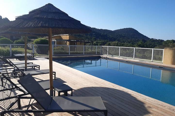 Location de vacances pour 5 personnes, avec Terrasse ainsi que Jardin et Piscine dans Plage de la Palombaggia