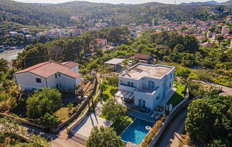 Charmante 200 m² große Ferienwohnung in der Nähe des Flusses Krka mit Pool und kostenlosem WLAN in Raslina, Šibenik-Knin