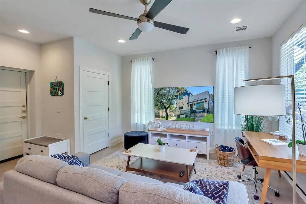 Luxury Downtown Condo - Upstairs Firepit! In The Hot Middle of All The Action! in Austin, Travis County