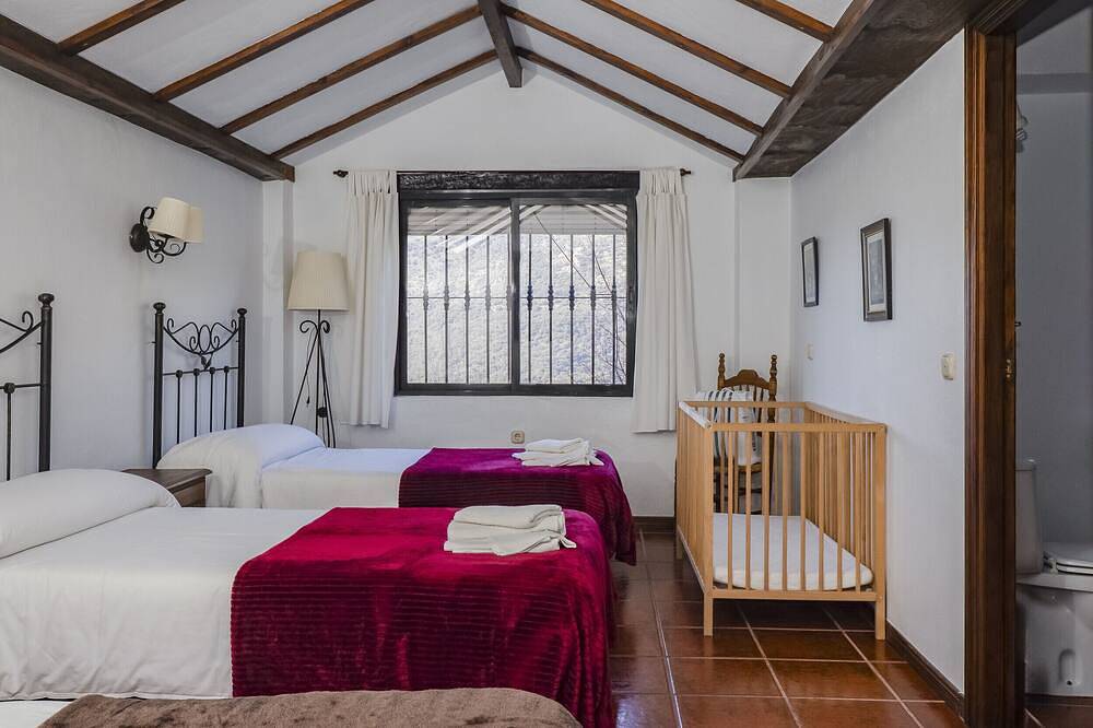 Cubo's Casa Rural La Jara de Libar / piscina privada / wifi gratis / vistas in Jimera de Líbar, Provincia de Málaga