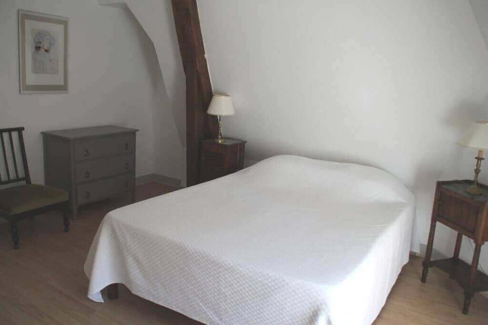 Entire apartment, Le Haut Perché, charming gîte in the castle of Saint Gervais in Saint-Gervais-la-Forêt, Blois region