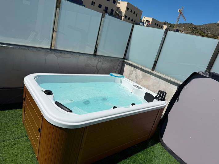 Ganze Wohnung, Apartment 'Penthouse mit Terrasse und privatem Jacuzzi' mit Meerblick, WLAN und Klimaanlage in Curumbico, Almuñecar
