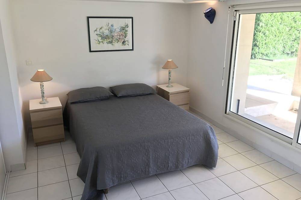 Big house with pool house, large garden in a marvelous vacation city in L'Isle-sur-la-Sorgue, Vaucluse