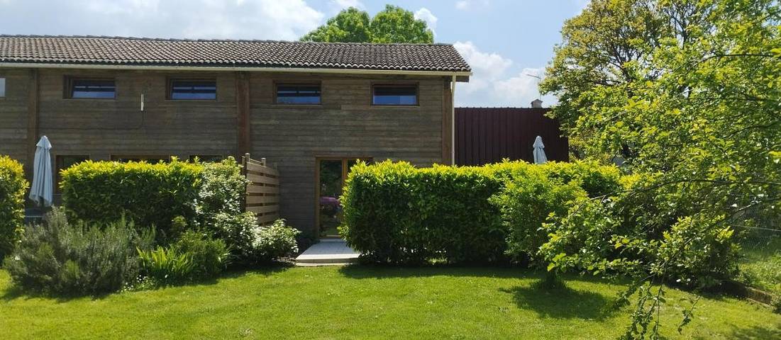 Location de vacances pour 4 personnes, avec Terrasse et Jardin ainsi que Piscine et Vue à Cherbonnières