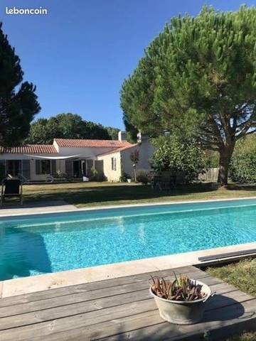 Gîte pour 9 personnes, avec piscine ainsi que vue et jardin, animaux acceptés à Saint-Hilaire-la-Forêt