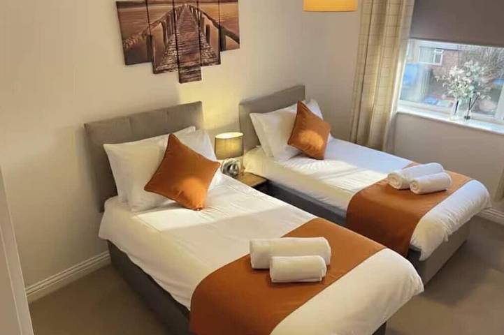 Geräumige 3-Bett-Stadthaus, 5 Minuten zu Fuß von Bracknell Town Center und Station in Bracknell, Berkshire