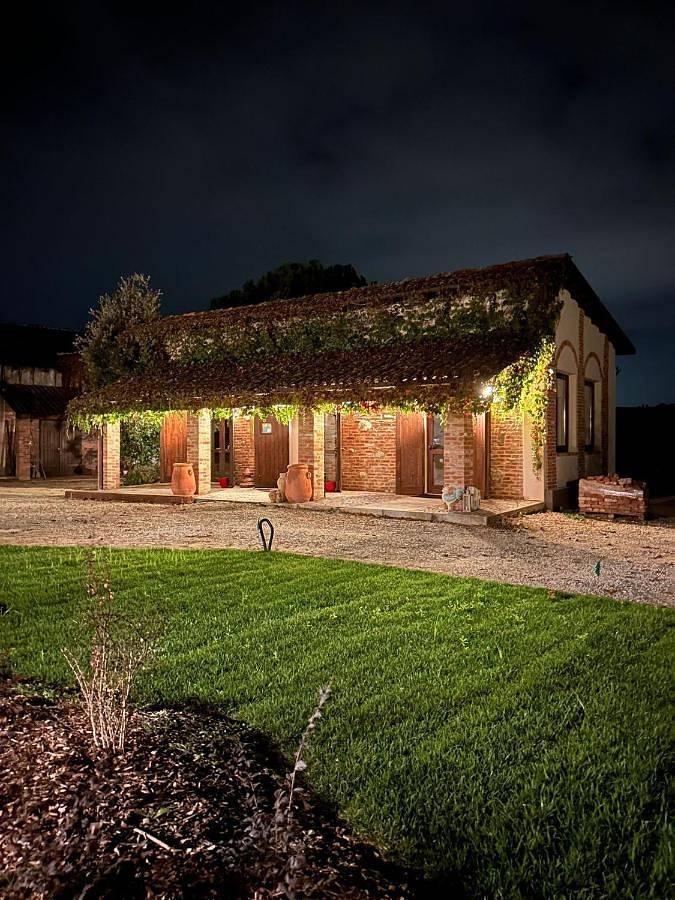 Location de vacances pour 2 personnes, avec piscine ainsi que vue et jardin, animaux acceptés à San Damiano d'Asti - 3