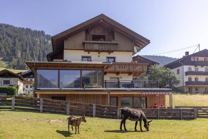 Ferienwohnung für 5 Personen, mit Balkon und Terrasse sowie Garten und Ausblick