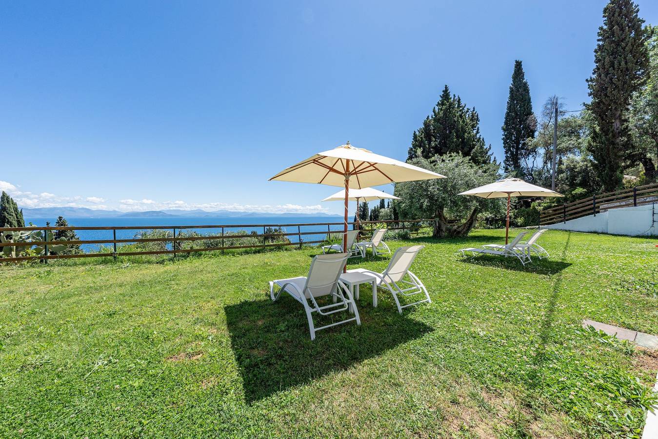 Zimmer 'Gartenblick 3' mit privater Terrasse, Wi-Fi und Klimaanlage in Benitses, Corfu, Korfu
