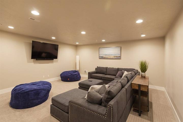 Vacation rental for 12 people, with balcony and yard as well as hot tub, with pets in Park City UT