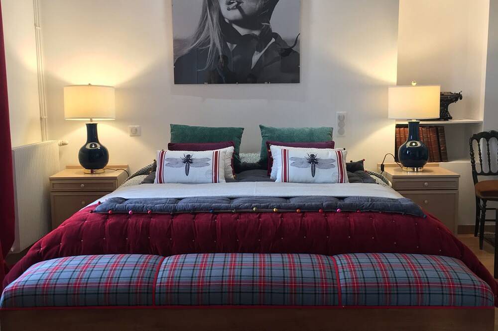 Romantic villa in Dordogne, air-conditioned, private heated pool, king size bed in Les Eyzies, Périgord Noir