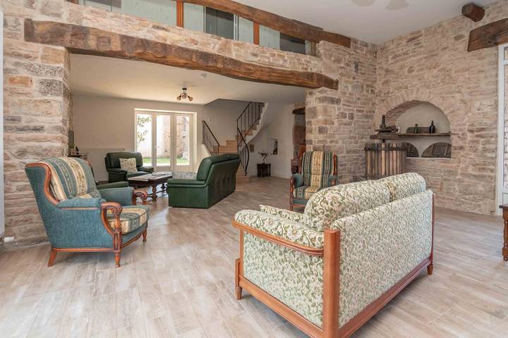 Location de vacances pour 14 personnes, avec Jardin dans Saint-Germain-lès-Buxy