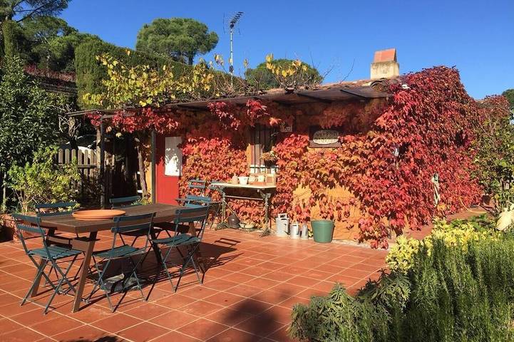 Gîte pour 6 personnes, avec terrasse ainsi que piscine et jardin