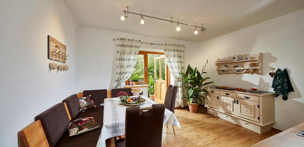 Ferienwohnung für 3 Personen, mit Ausblick und Garten, kinderfreundlich