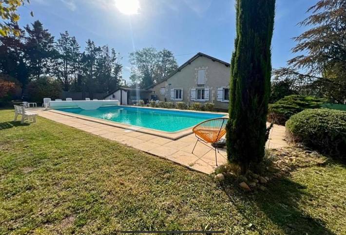 Location de vacances pour 6 personnes, avec Balcon et Jacuzzi ainsi que Terrasse et Piscine à La Boissière-d'Ans