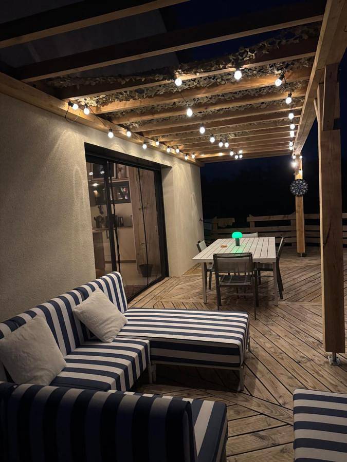 Location de vacances pour 4 personnes, avec vue ainsi que jardin et piscine à Parnans - 3