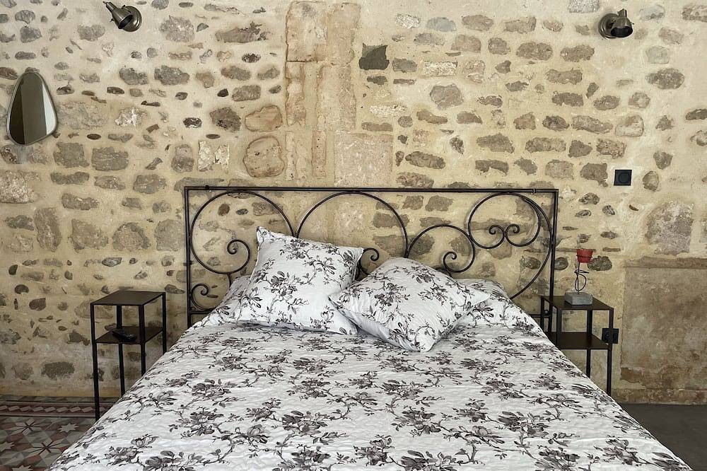 Appartement entier, Lovely studio downtown in Eyragues, Région d'Arles
