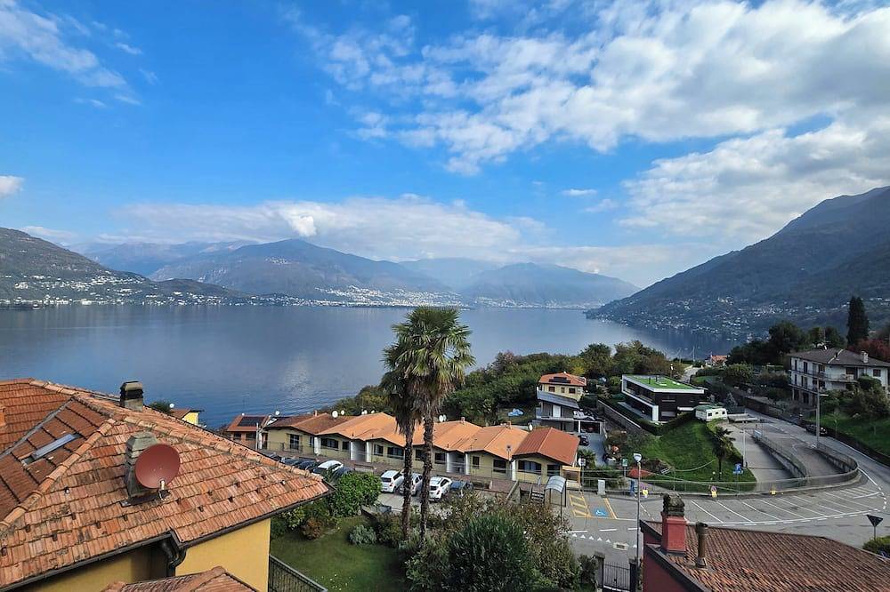 Geheel appartement, Casa Nadia: Modern apartment with balcony, mountain view and private parking in Maccagno, Maccagno con Pino e Veddasca