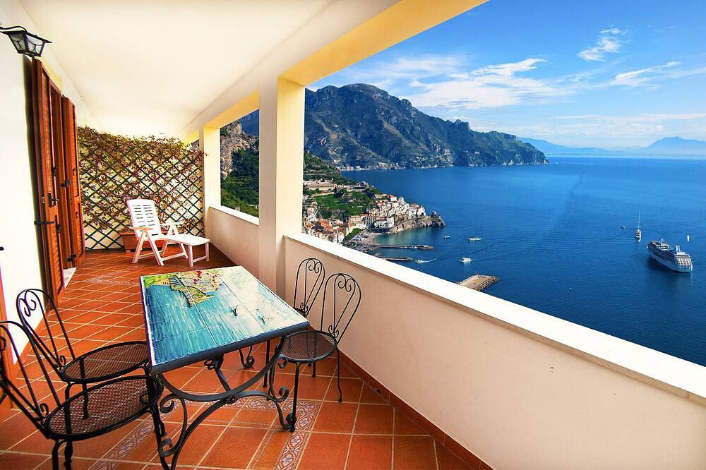 Haus in einer Villa in Amalfi mit herrlichem Meerblick, Parkplatz in der Nähe. in Amalfi, Sorrento Coast