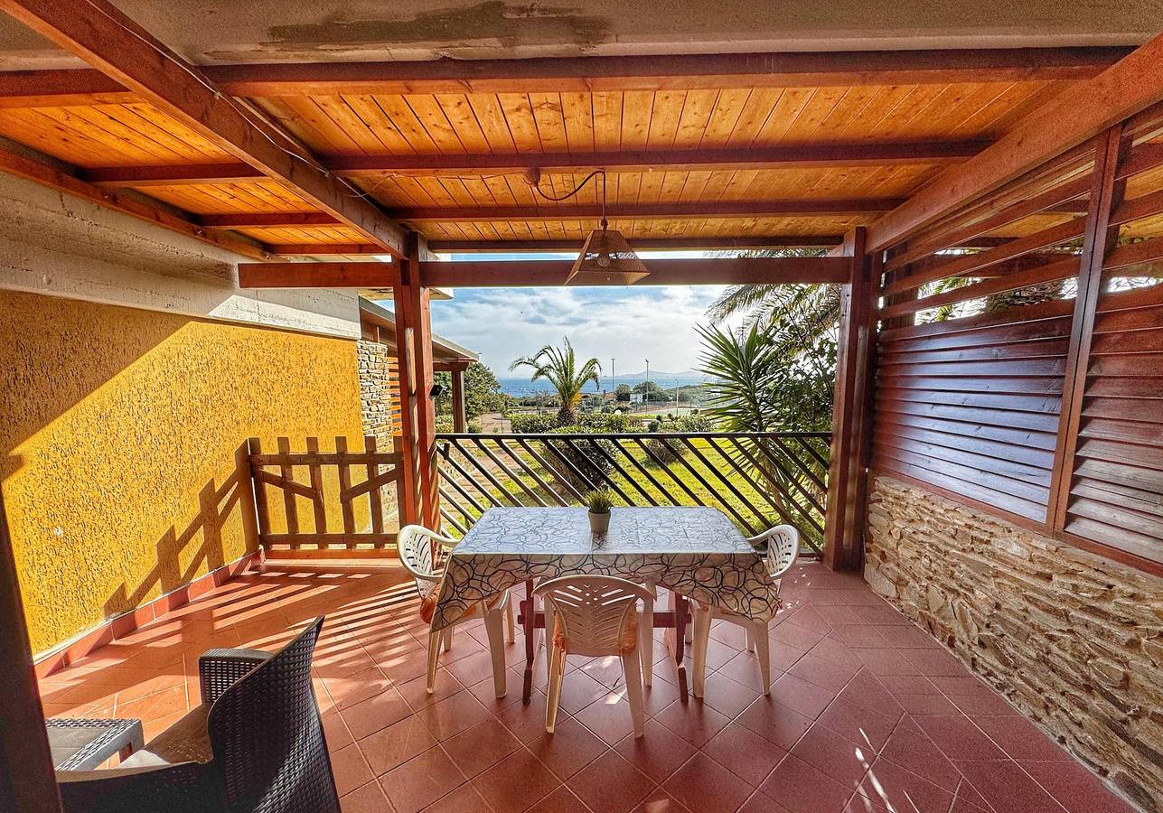 Entire apartment, Apartment 'Casa 3' with Sea View, Private Terrace and Shared Garden in Stintino, Nurra