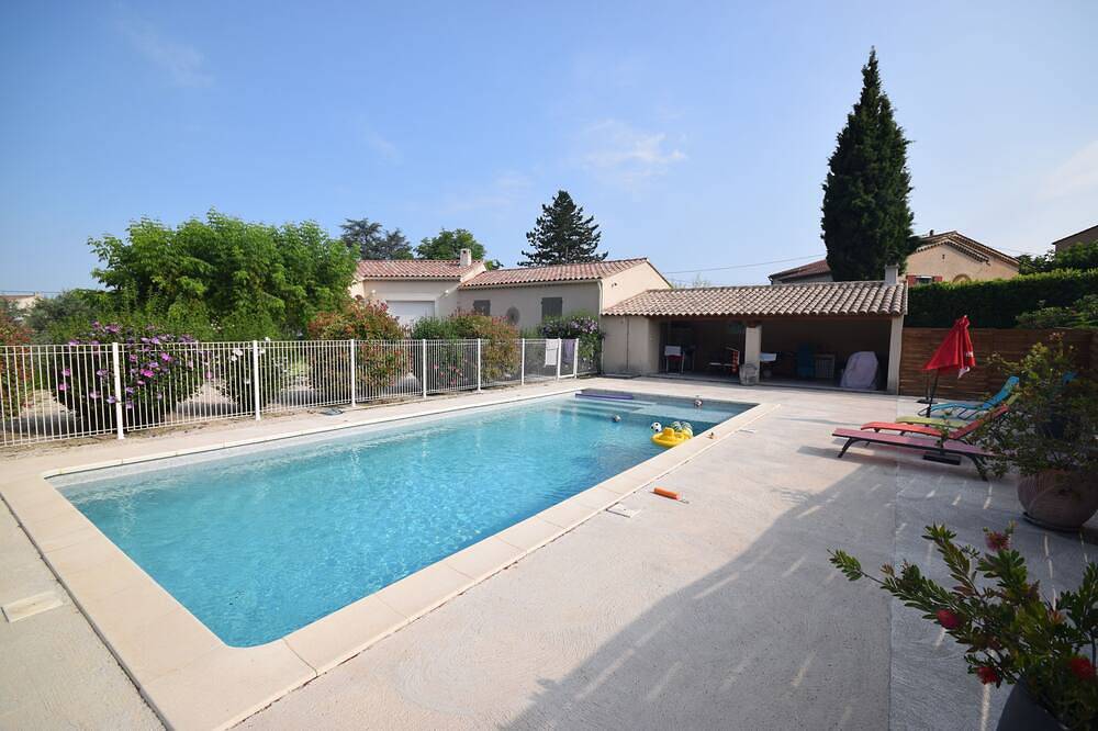 Mazan Ferienvilla mit privatem Pool auf 3000m in Mazan, Parc naturel régional du Mont-Ventoux