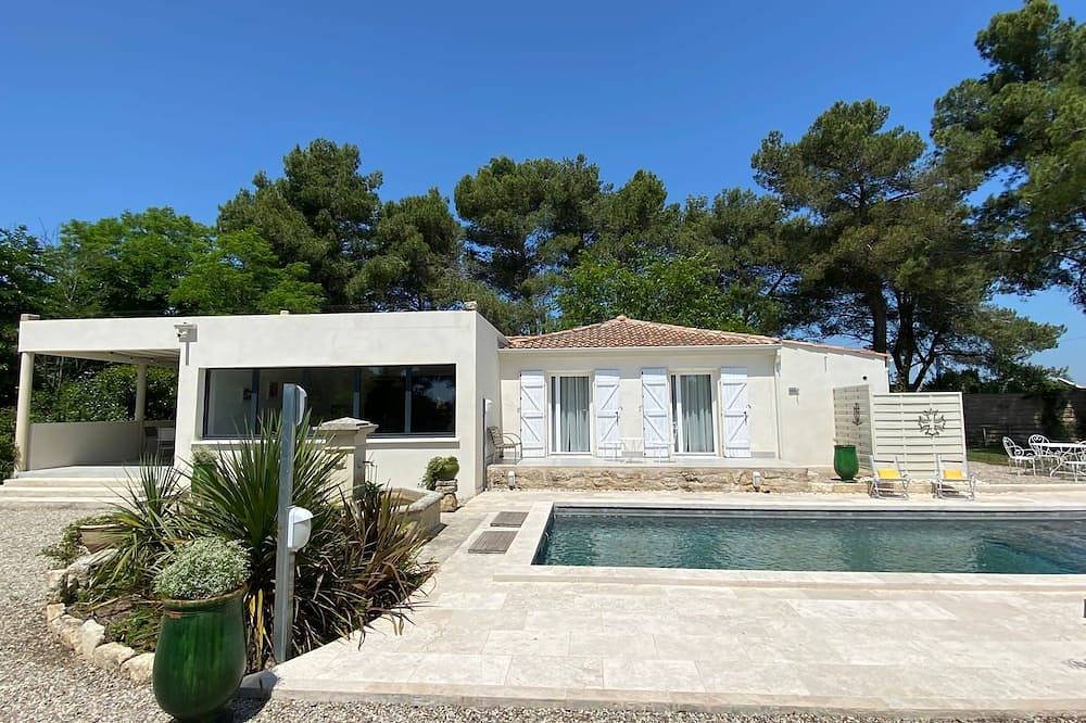 Recharge your batteries; Large house for 8 people, private pool, large grounds. in Pignan, Côte d'Améthyste