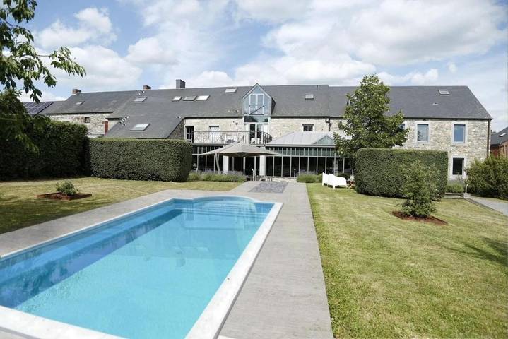 Casa de vacaciones para 30 personas, con piscina además de vistas y terraza en Rochefort (Región Valona)