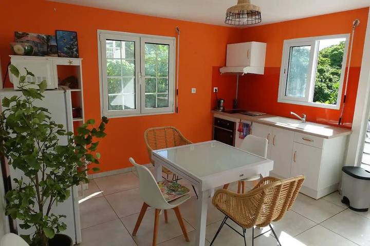 Appartement de vacances pour 4 personnes, avec terrasse ainsi que vue et jardin